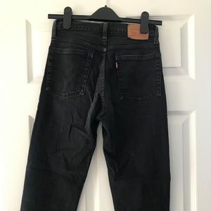 Washed black Levi's wedgie fit
